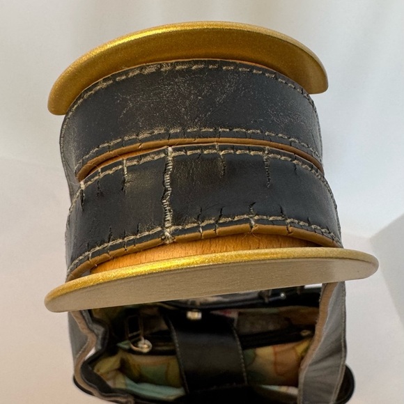 Cutest faux leather black purse. - Picture 5 of 13